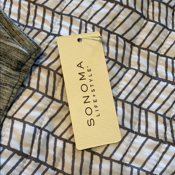 NEW Sleeveless top w/2 front pockets black & white - Picture 3 of 5